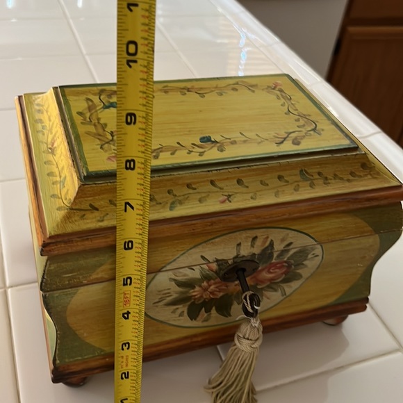 Antique locking small chest - Picture 4 of 8